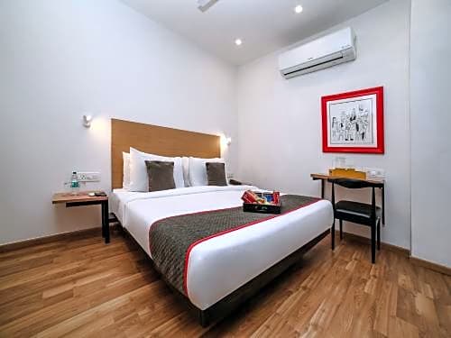 OYO Townhouse 80 Meera Bagh