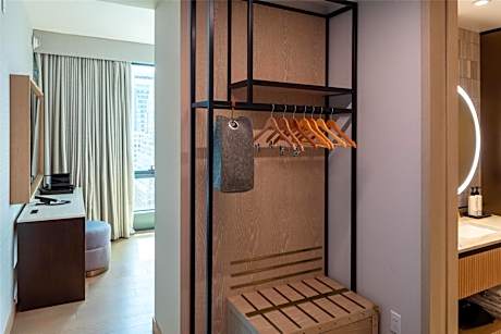 Corner King Room with Square View