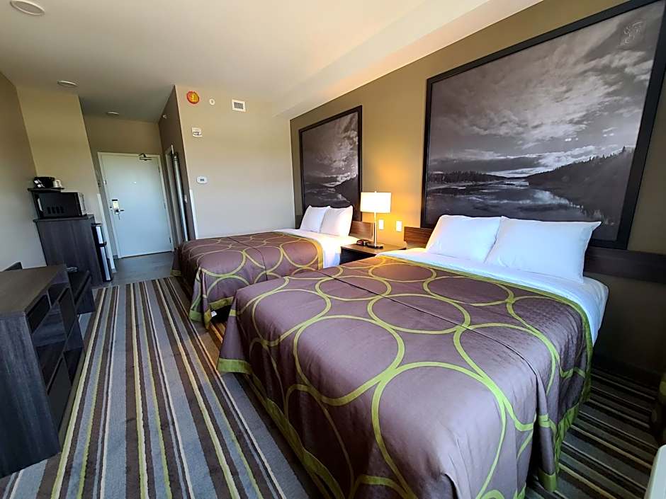 Super 8 by Wyndham Thompson