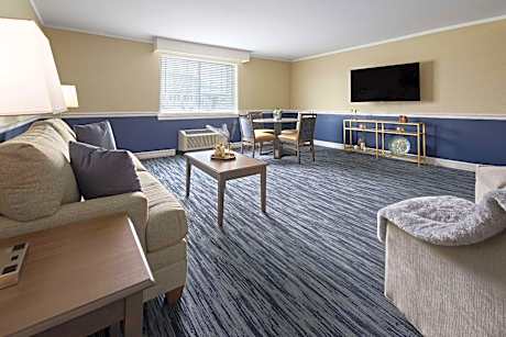 One-Bedroom Suite with Two Double Beds - Non-Smoking