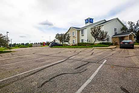 Boarders Inn and Suites by Cobblestone Hotels-Evansville