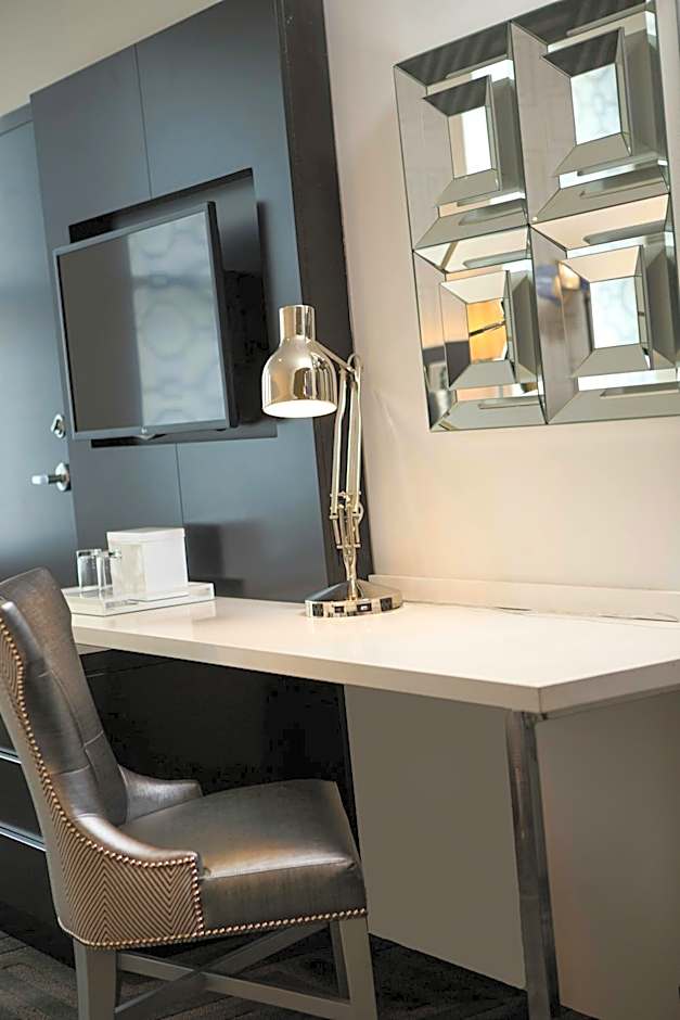 Renaissance by Marriott Cincinnati Downtown Hotel