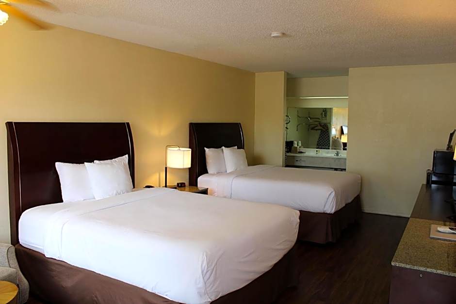 Days Inn & Suites by Wyndham Marshall