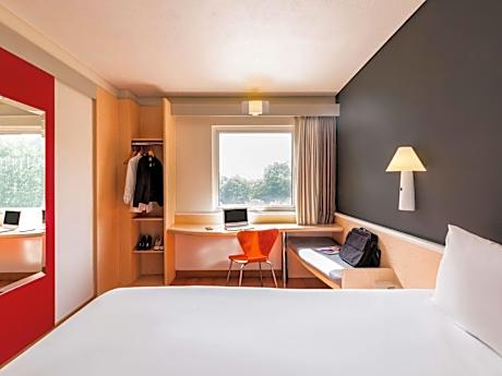Standard Queen Room