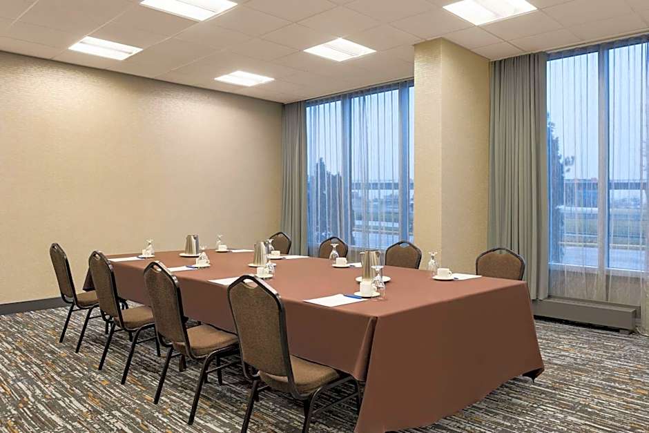 DoubleTree By Hilton Pointe Claire Montreal Airport West