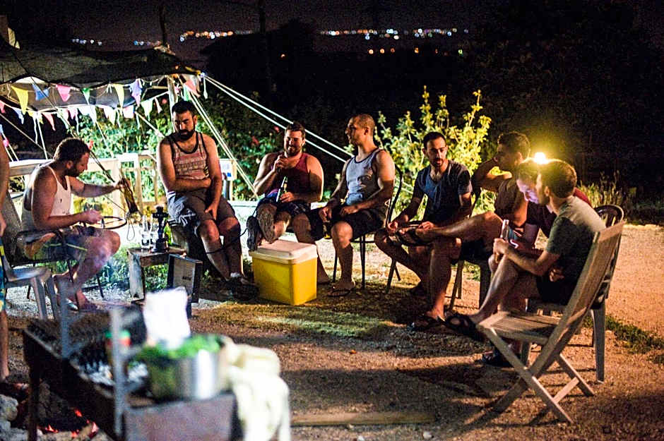 שבט אחים - חאן, קרון רכבת ודירת סטודיו - חווית אירוח כפרית