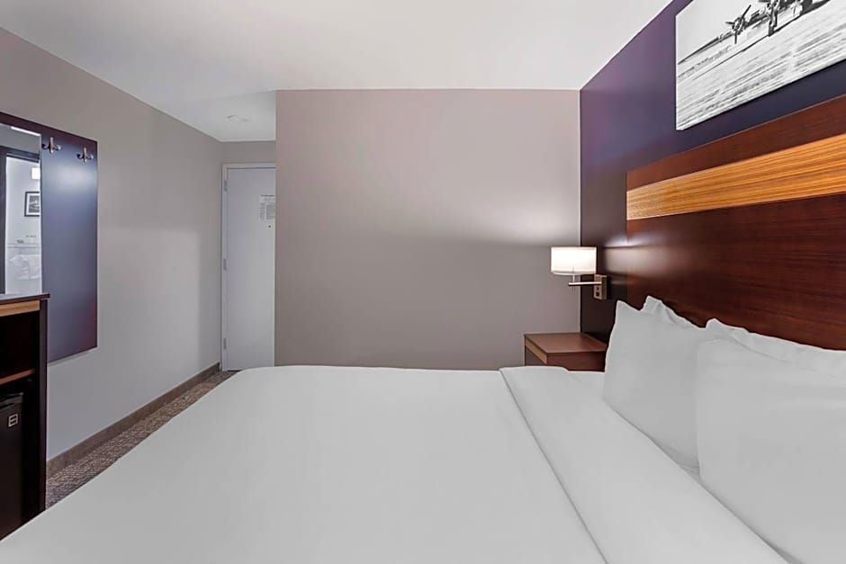 Avion Inn Near LGA Airport, an Ascend Collection Hotel