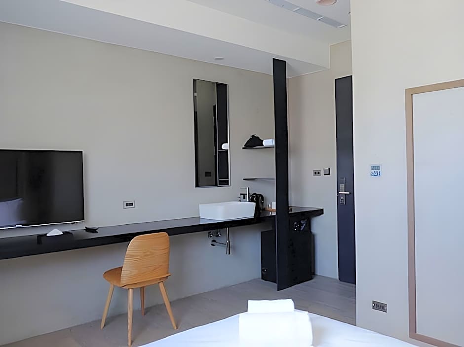 Bouti Waterfront Hotel