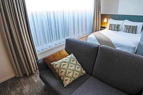 Petite Two Bedroom Apartment - King and Double or Double and 2 single beds