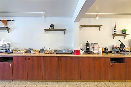 Econo Lodge Inn & Suites