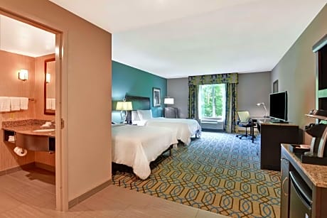 2 Queen Beds Mob Acc W/Tub