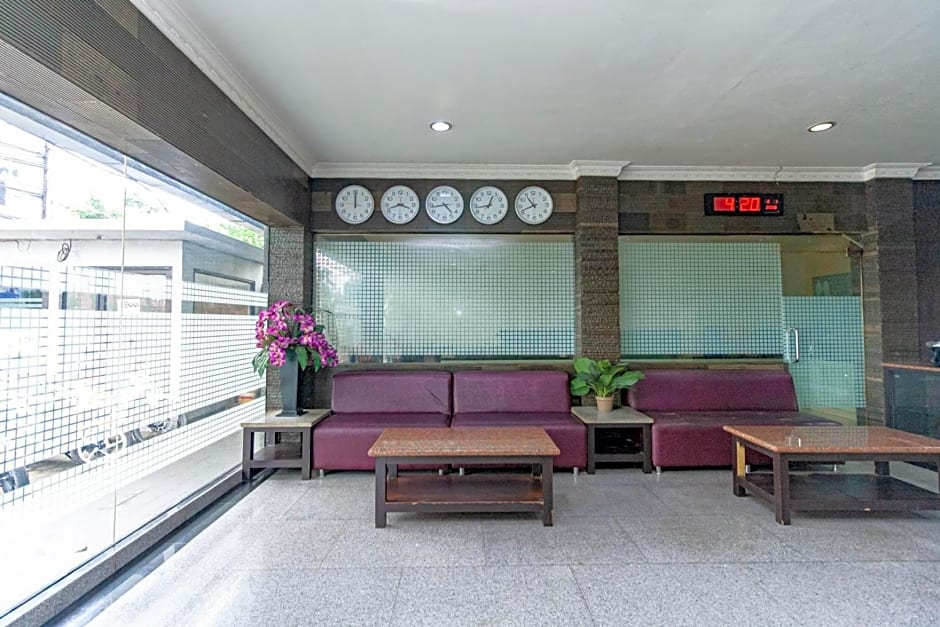 RedDoorz Premium at Hotel Ratu Residence