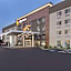 La Quinta Inn & Suites by Wyndham Cleveland - Airport North