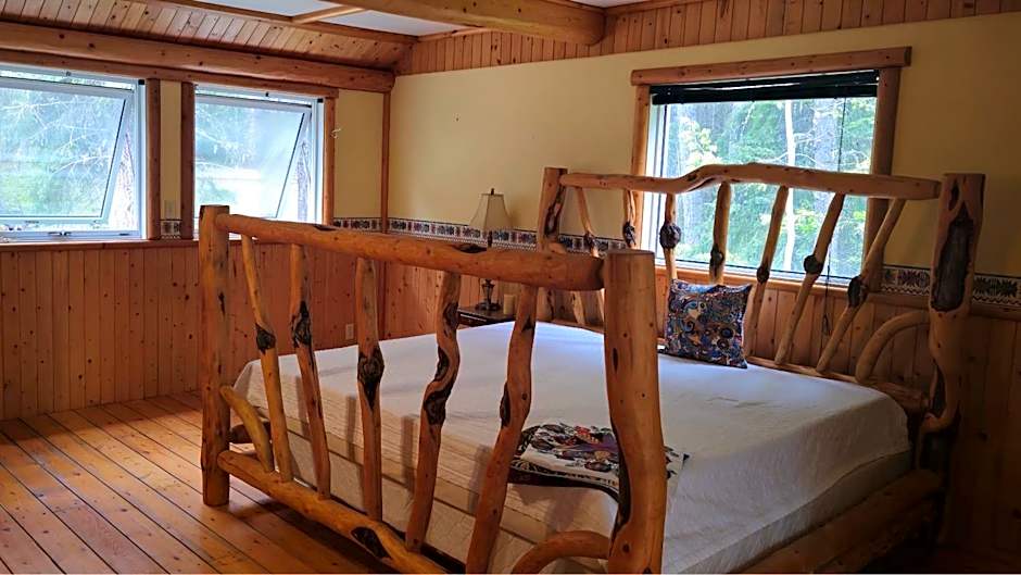 Rustic Executive Cabin at Beaverfoot