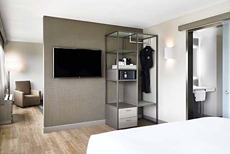 One-Bedroom King Suite with Adapted Tub and Mountain View - Mobility Accessible