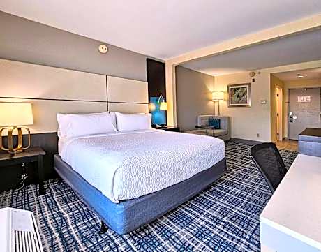 King Room - Hearing Accessible - Roll-in Shower