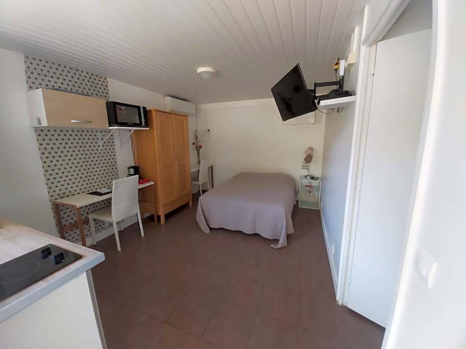 Au Petit Canal Fleuri