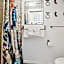 DOWNTOWN Hawaiian Theme Condo with Hot Tub, Pool & Beach - Kona Islander Inn