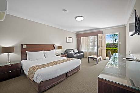 Carlyle Suites & Apartments