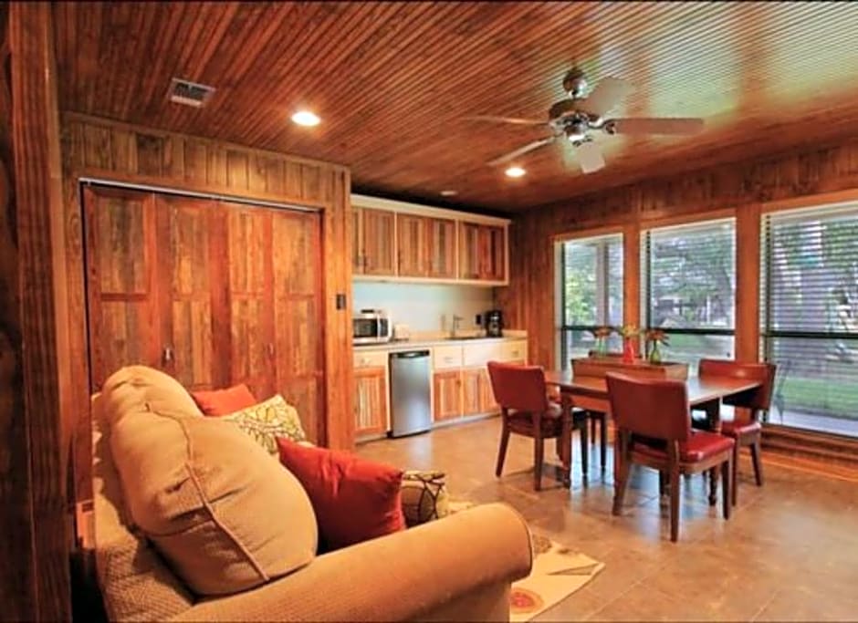 Live Oaks Bed and Breakfast 