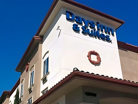 Harbor Inn & Suites