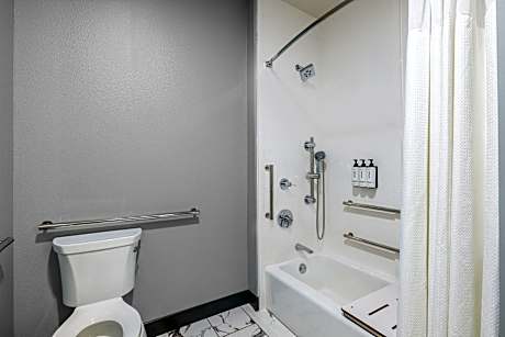2 Queen Beds Mobility Accessible Tub Nonsmoking