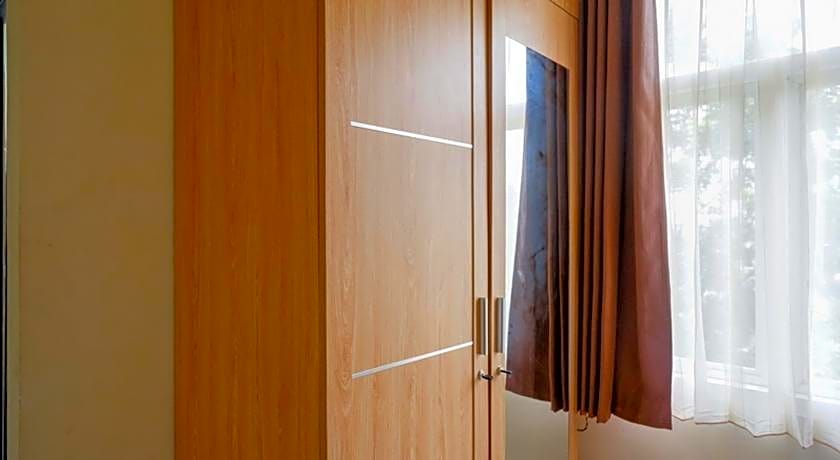 RedDoorz Syariah near Purwosari Train Station