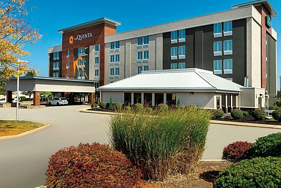 La Quinta Inn & Suites by Wyndham Cleveland Airport West