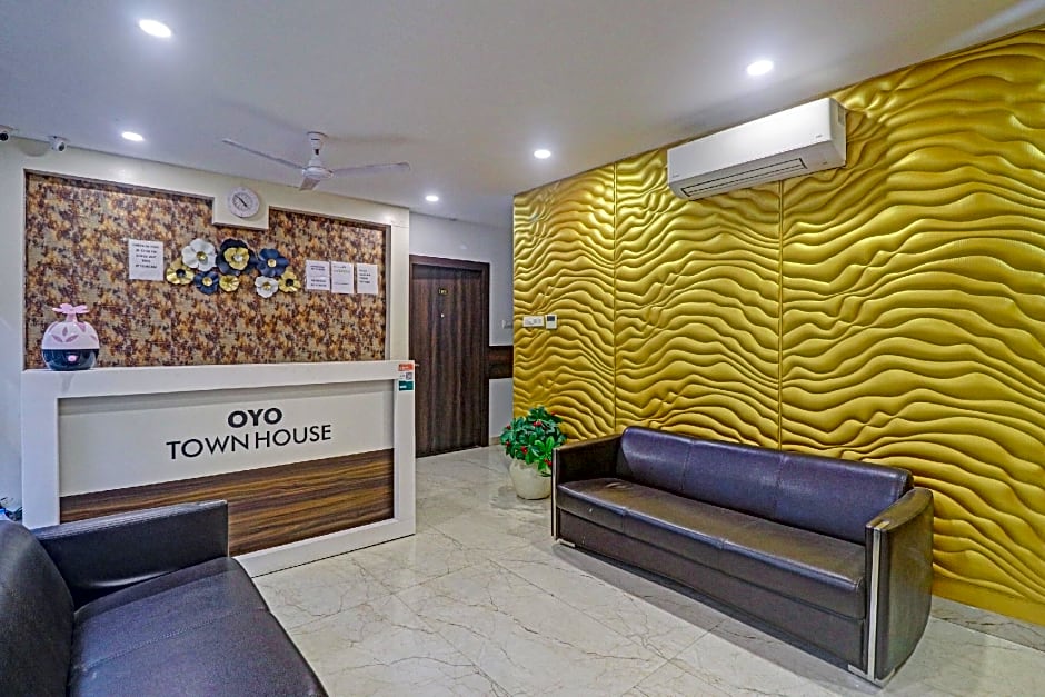 OYO 77788  Townhouse 405 Mall Road