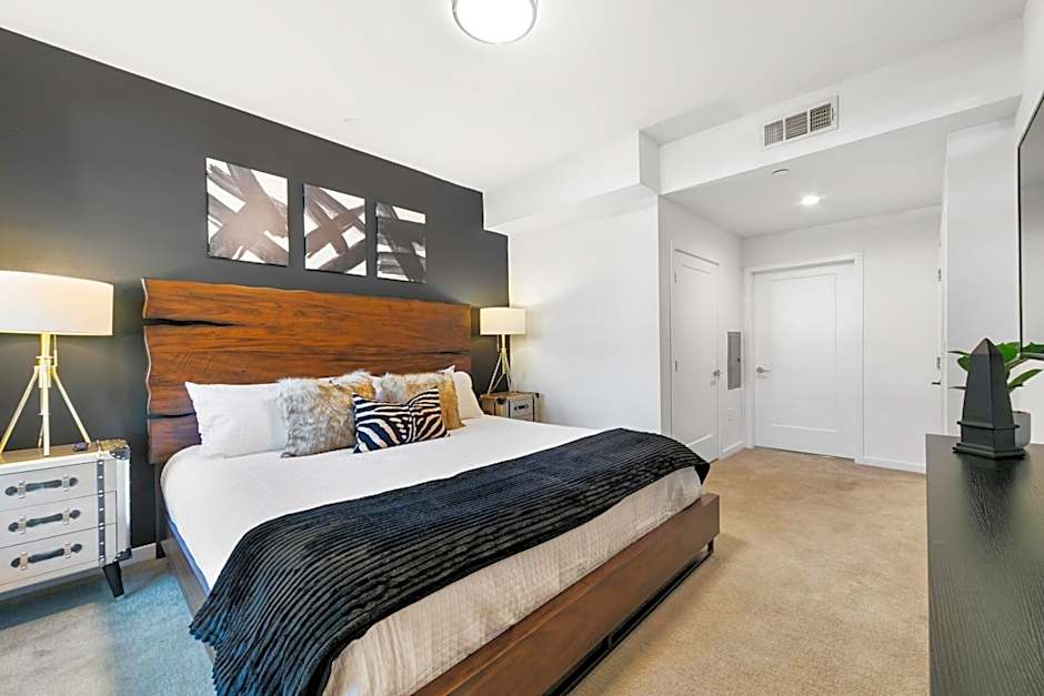 Beverly Grove Chic City Oasis 2 BR Apt with Den 138