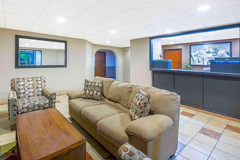 Super 8 by Wyndham Belleville