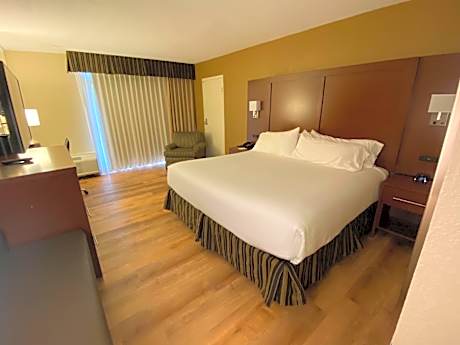 King Room with Balcony - Non-Smoking