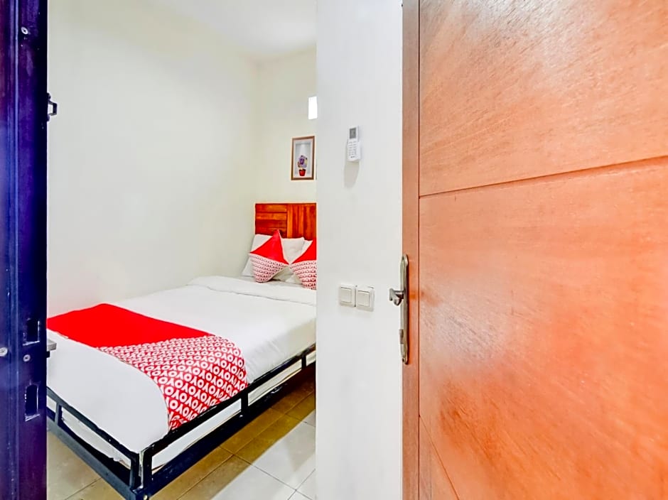 Vaccinated Staff - OYO 90048 Teratai Bekasi Guesthouse