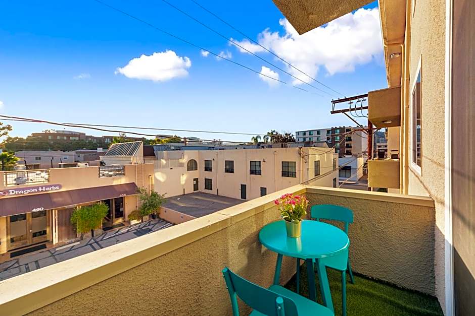 Beverly Hills Chic 2 bed 2bath with Patio and Parking 309