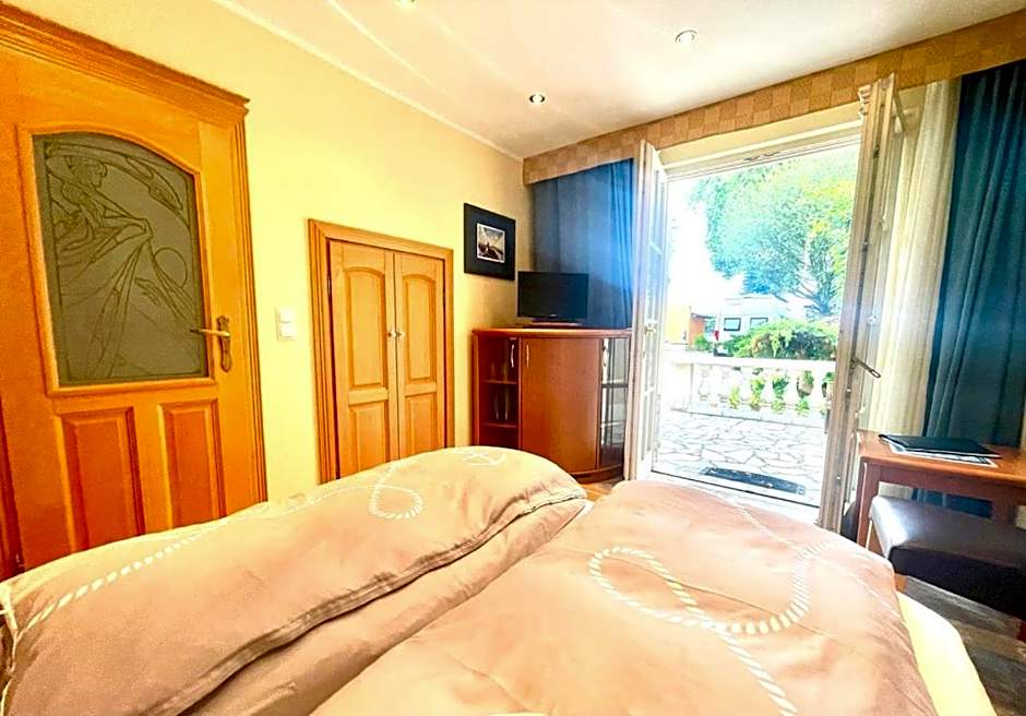 Yacht- , und Reisemobilhafen "Historisches Fährhaus" Wendenschloss