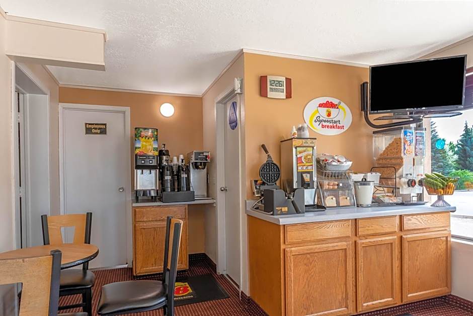 Super 8 by Wyndham Evanston