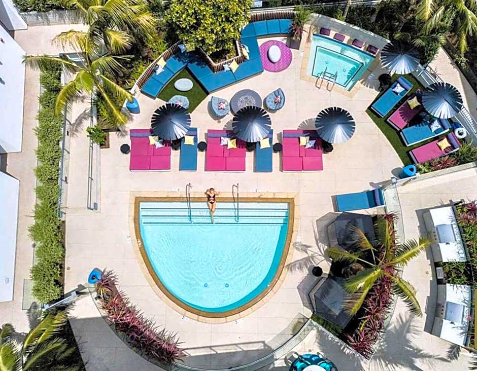 Beverly Grove Chic City Oasis 2 BR Apt with Den 138