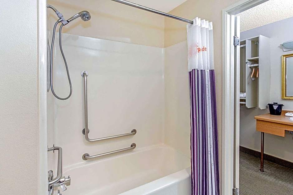 La Quinta Inn & Suites by Wyndham Milwaukee Airport / Oak Creek