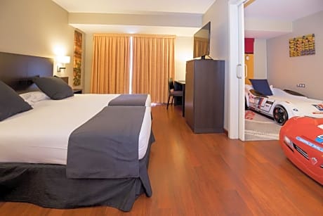 JUNIOR SUITE (2 ADULTS + 2 CHILDREN)