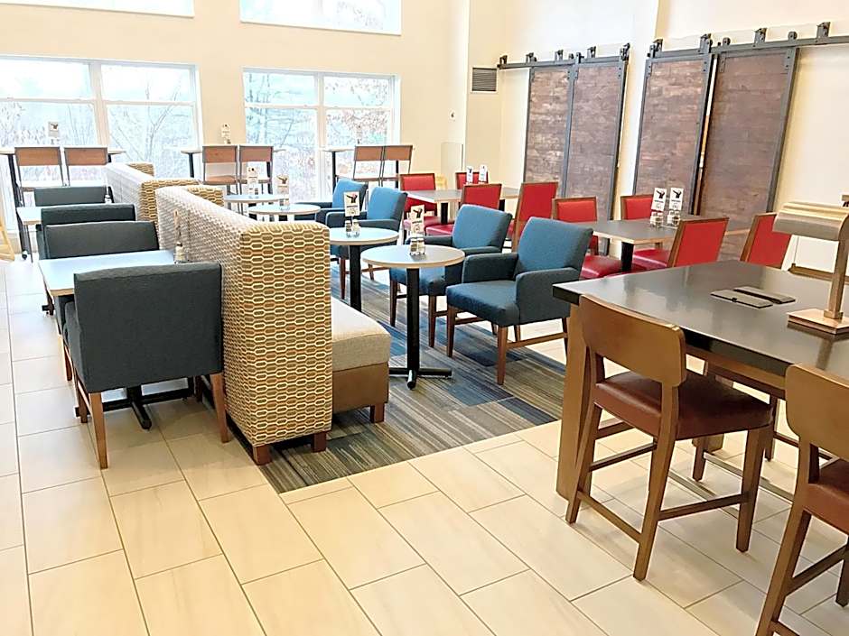 Holiday Inn Express Hotel & Suites White River Junction By IHG