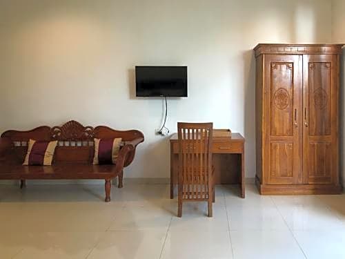 RedDoorz Plus near Dreamland Beach