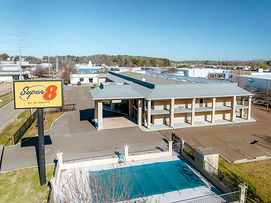 Super 8 by Wyndham Jackson MS Near the Fairgrounds