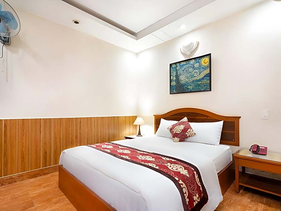 Queen Hotel Saigon Airport