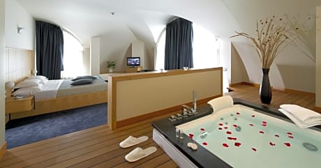 Deluxe Suite with Spa Bath