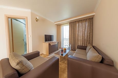 Deluxe Suite with Terrace (3 adults + 1 child)