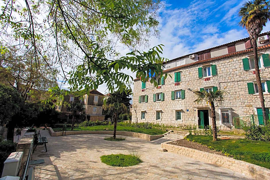 Nirvana Rooms & Apartments