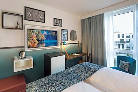 1 Queen Bed Premium Courtyard View