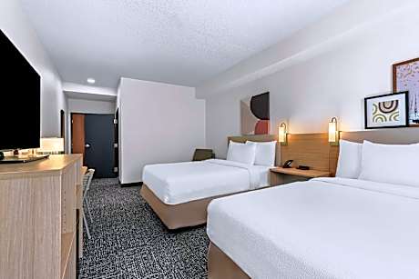 2 Queen Beds Mobility Accessible With Bathtub