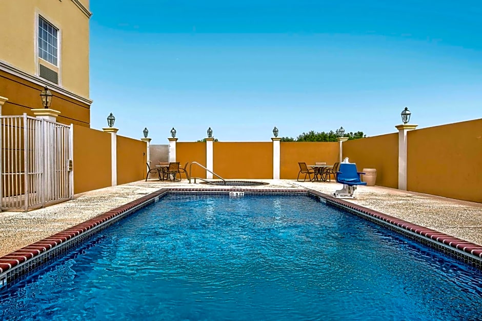 La Quinta Inn & Suites by Wyndham Mercedes Outlet Mall