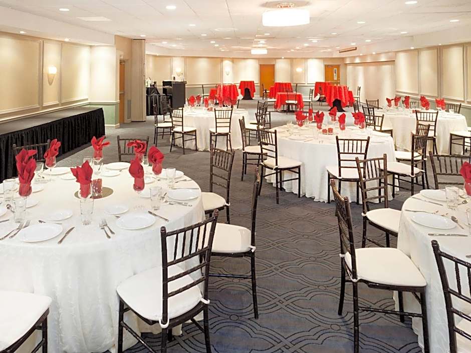 Ramada Plaza by Wyndham Chicago North Shore